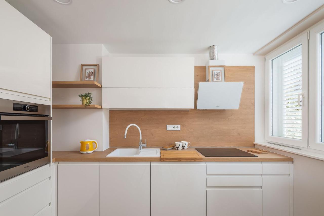 New & Modern Apartment Aa สปลิท ภายนอก รูปภาพ