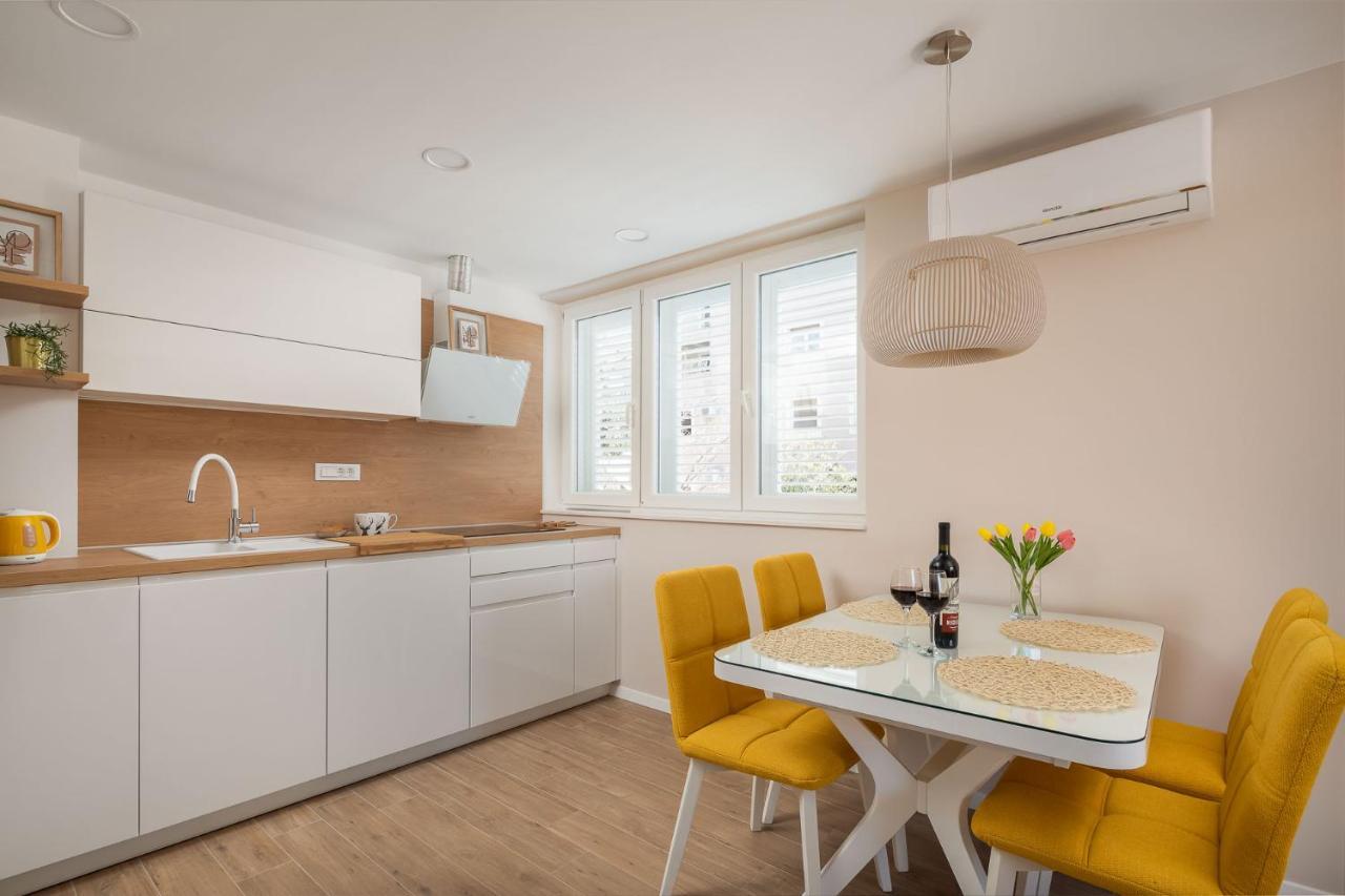 New & Modern Apartment Aa สปลิท ภายนอก รูปภาพ